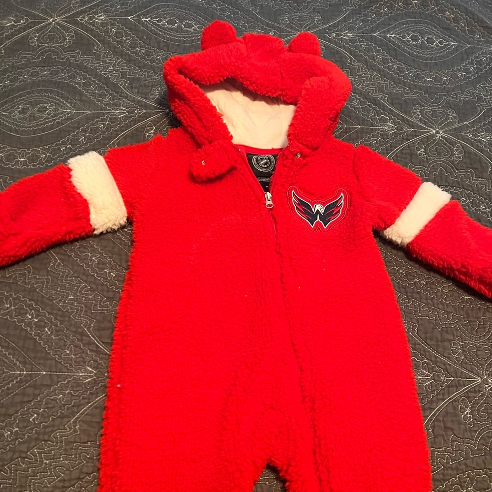 Baby size 3/6 mos Washington Capitals red fleece onesie with bear ear hoodie